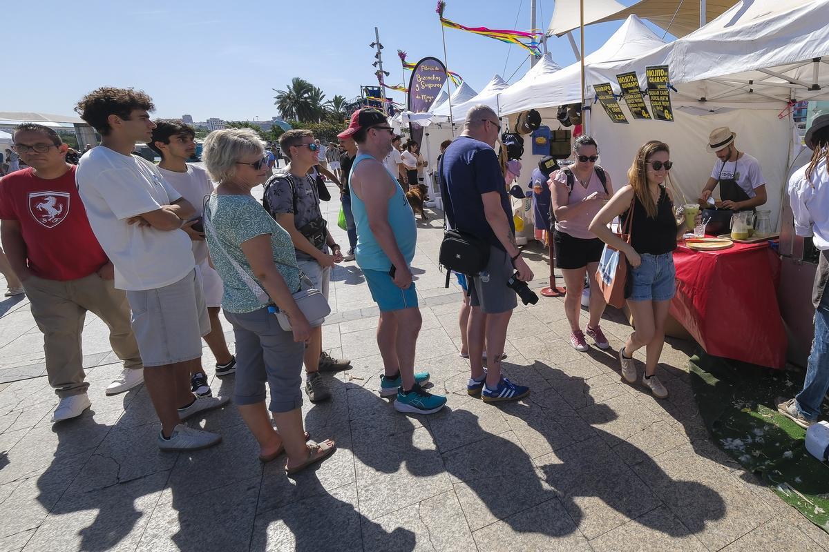 Turistas en una feria organizada por la asociación empresarial Puerto Canteras