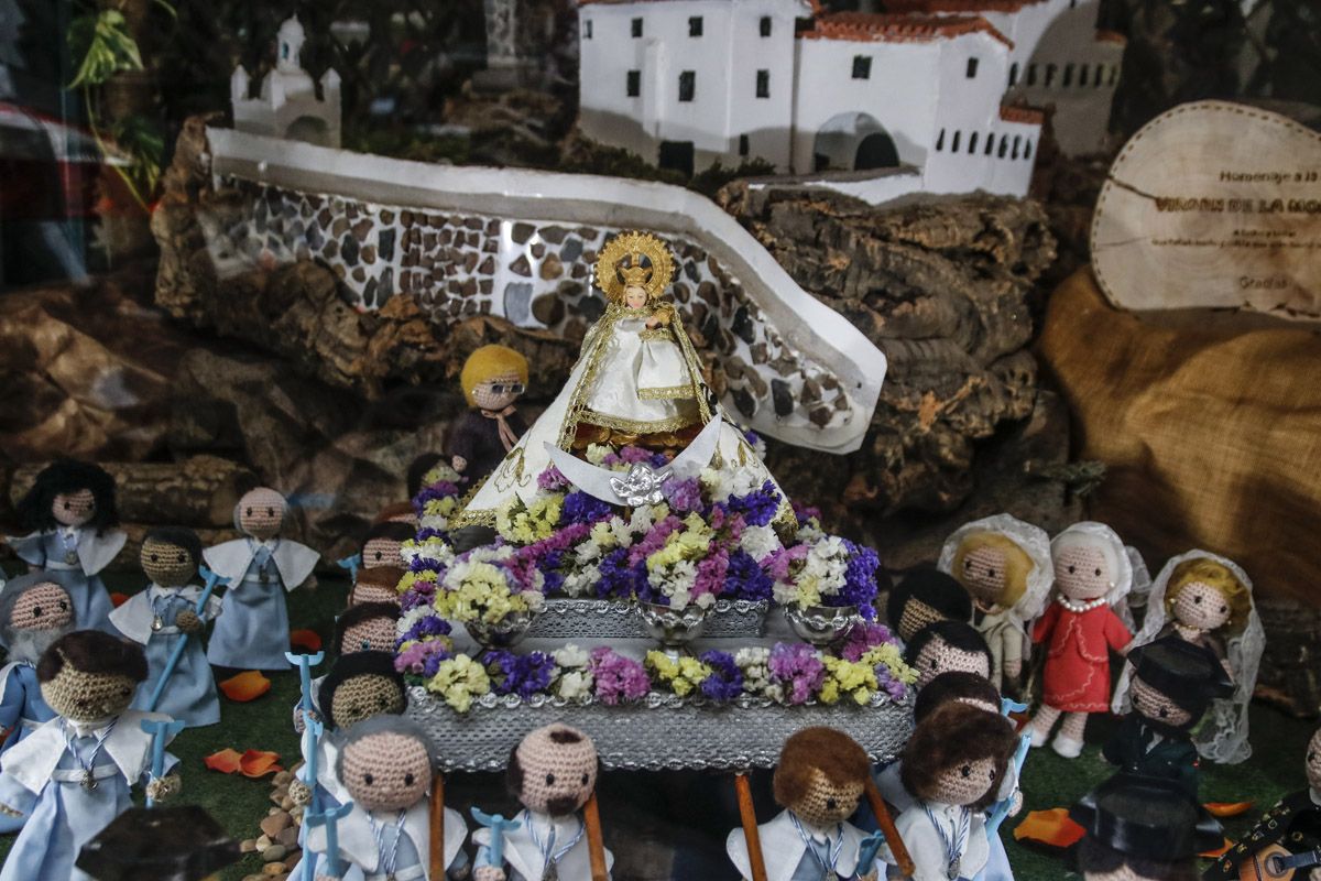 La bajada de la Virgen de la Montaña en ganchillo