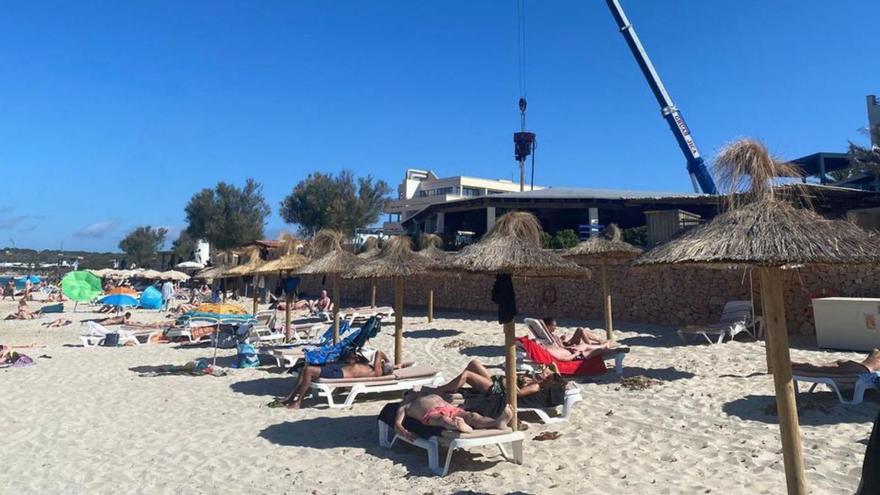 Turistas y empresarios se quejan por unas obras junto a la playa de Es Pujols
