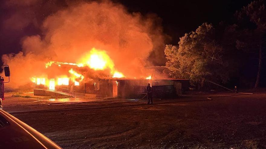 Incendio en un camping de Corrubedo: arde por completo el restaurante