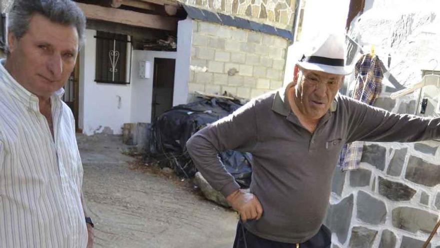 Un vecino de San Martín muestra la situación del colector.