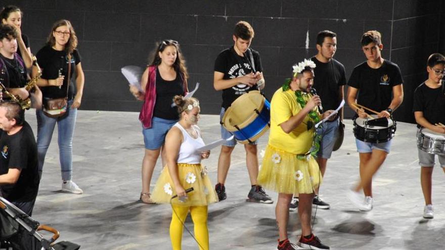 &quot;La Murga&quot; pone punto y final a las fiestas de Bigastro con humor y sátira