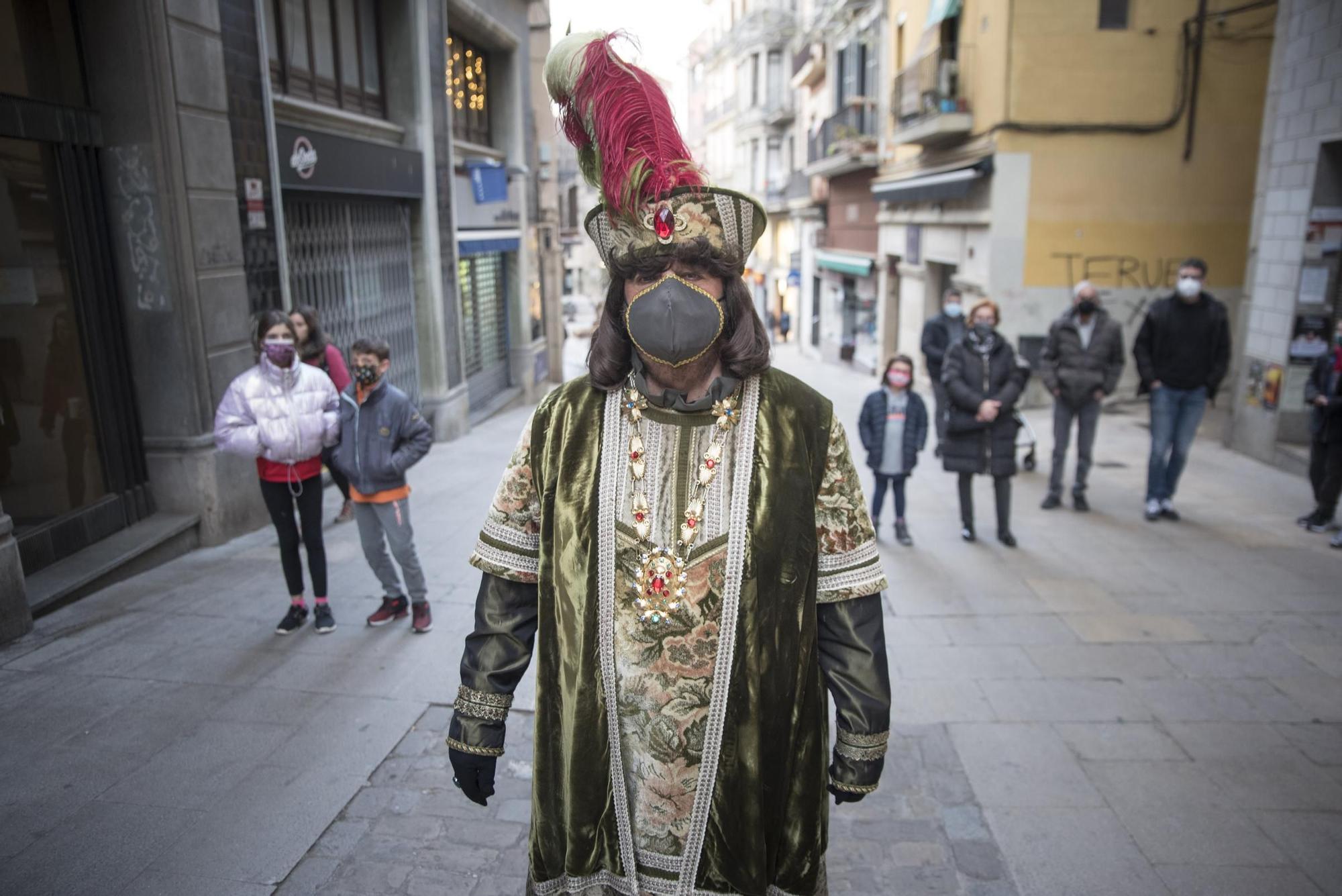 Gairebé 500 nens lliuren la carta al príncep Assuan el seu primer dia