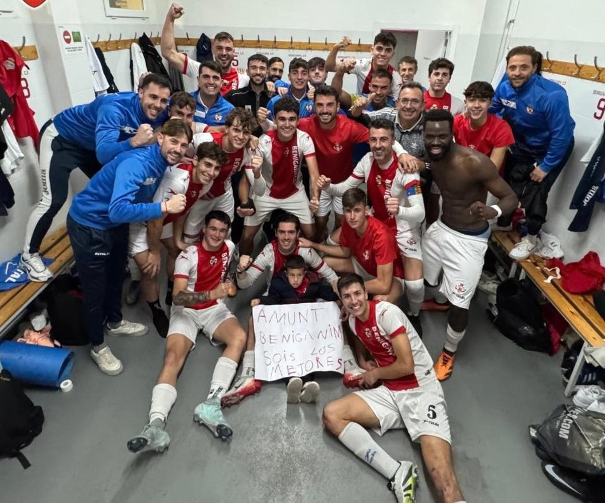El Benigànim celebrando la primera victoria de la temporada, la pasada jornada.