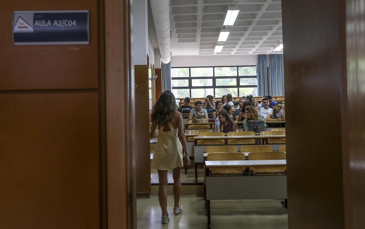 Universitarios en una clase de la UA.