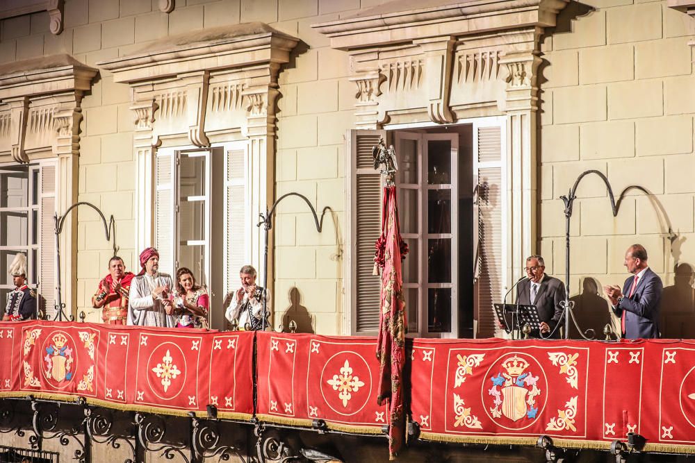 Exhibición de la Gloriosa Enseña del Oriol y primeras horas dela procesión cívica por las calles de Orihuela