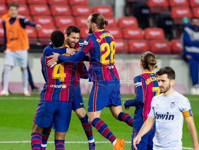 Las imágenes del partido entre el FC Barcelona y el Valencia correspondiente a la jornada 14 de LaLiga Santander disputado en el Camp Nou.