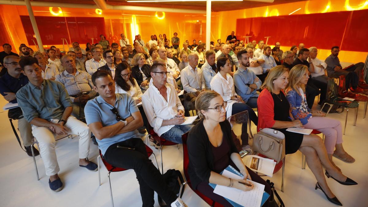 Público asistente a la charla de divulgación organizada por la Cámara de Comercio.