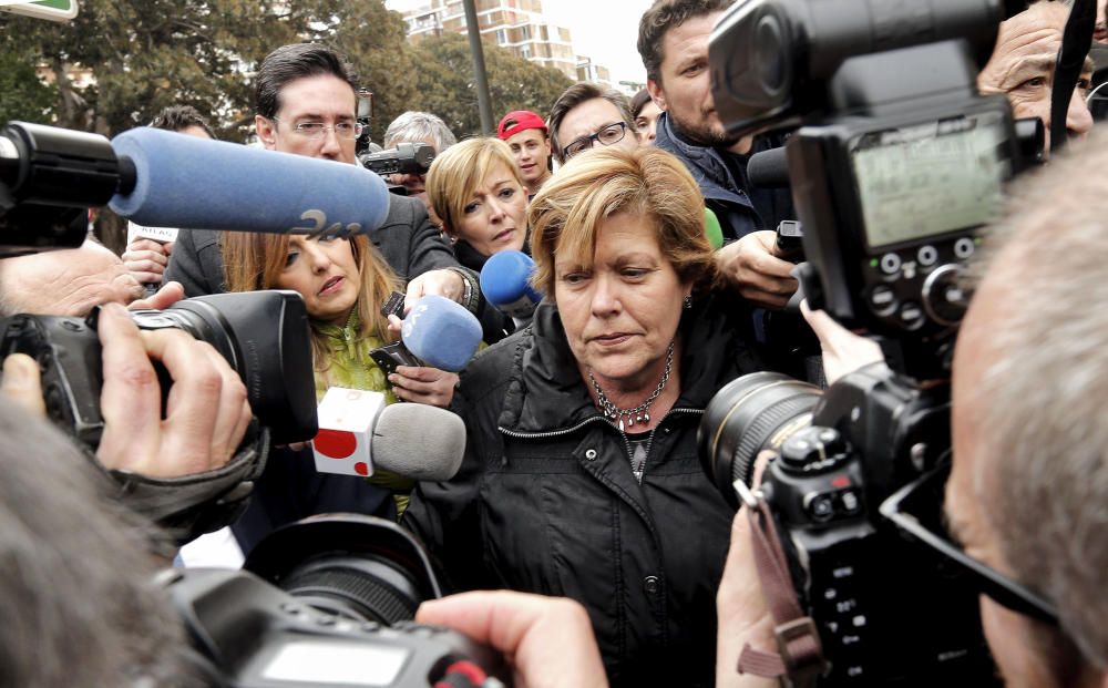 Milagrosa Martínez, al abandonar el tribunal tras saber que podrá eludir la prisión con el pago de 15.000 euros.