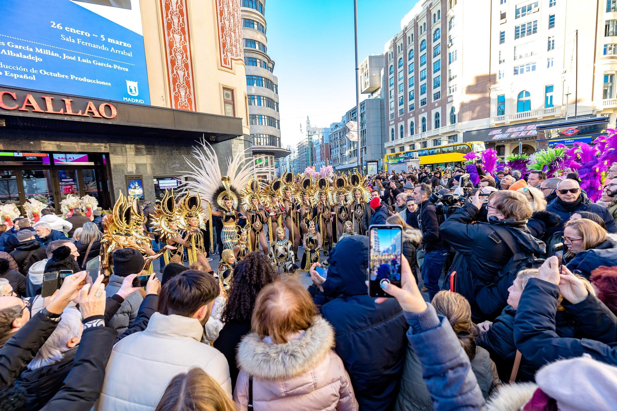 El Carnaval de Torrevieja desfila en el centro de Madrid con motivo de Fitur