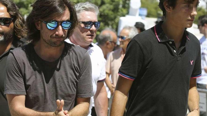 Gelete y Hugo, hijos de Ángel Nieto, durante el funeral en Ibiza.