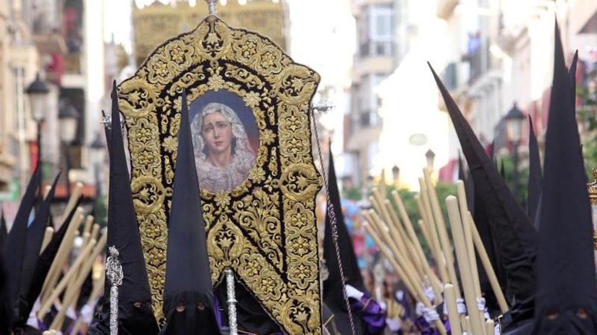 Sección de nazarenos de la Virgen de Gracia de la hermandad del Rescate
