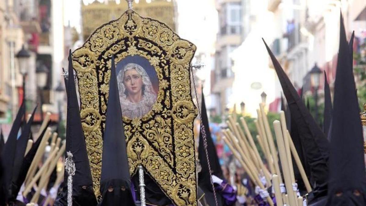 Sección de nazarenos de la Virgen de Gracia de la hermandad del Rescate