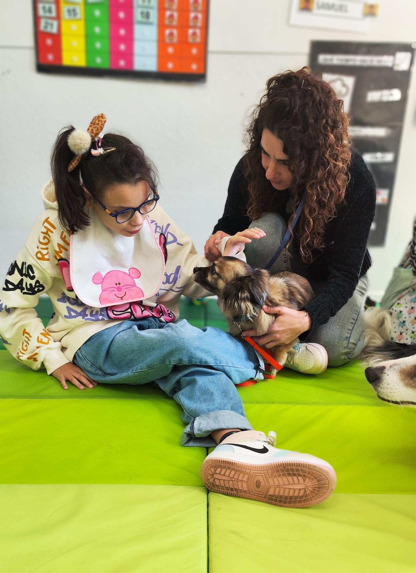 La terapia canina en Santullano, en imágenes