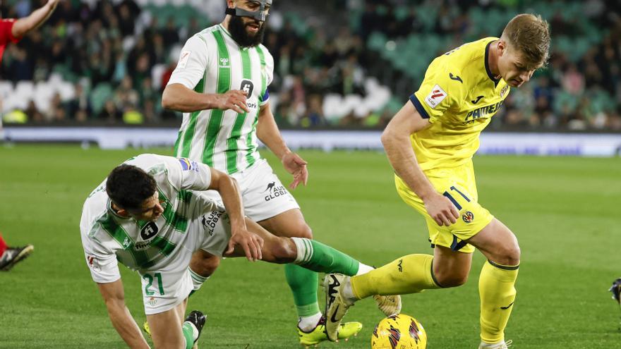 El Villarreal remonta, se redime de su fiasco europeo y frena al Betis