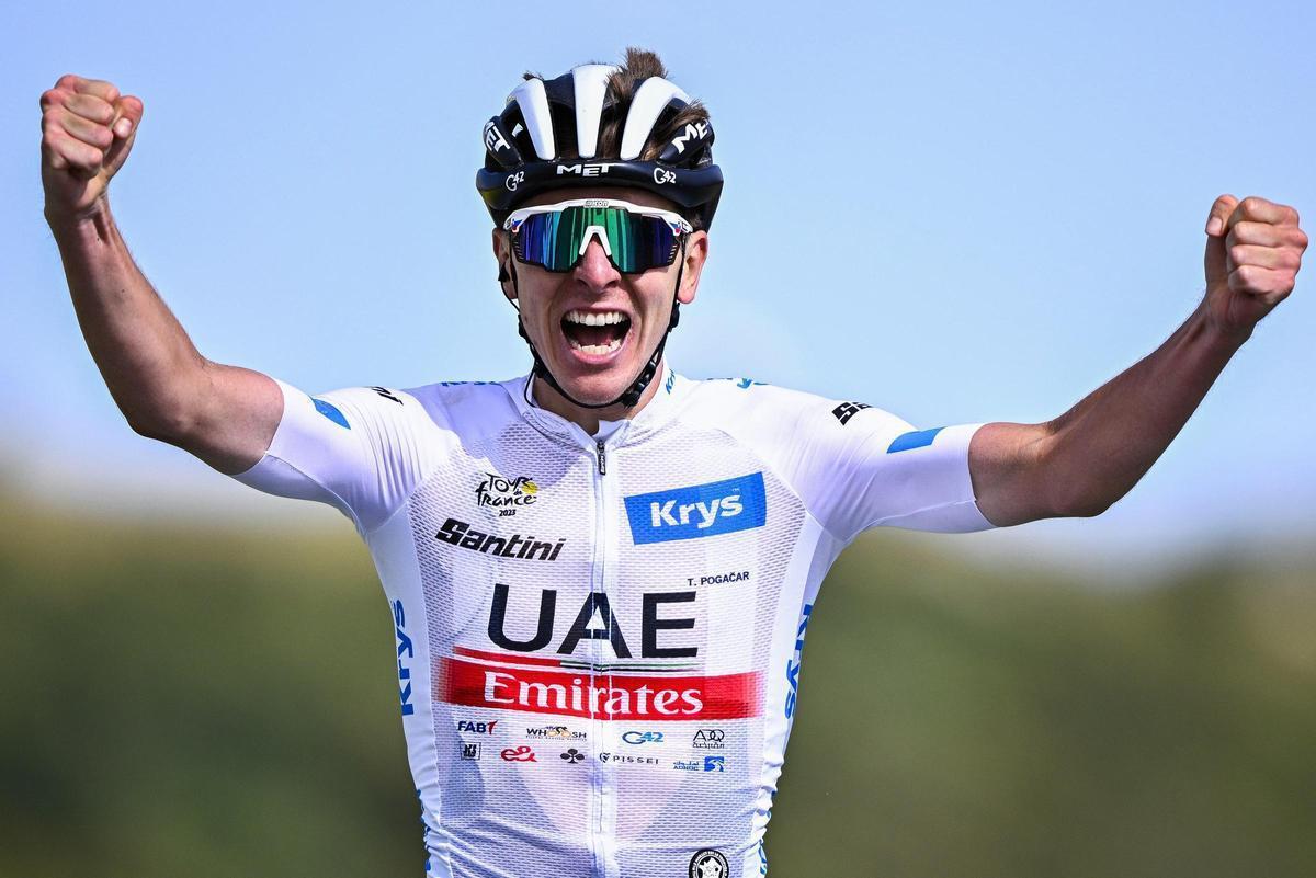 Tadej Pogacar celebra una victoria de etapa en el Tour de Francia.
