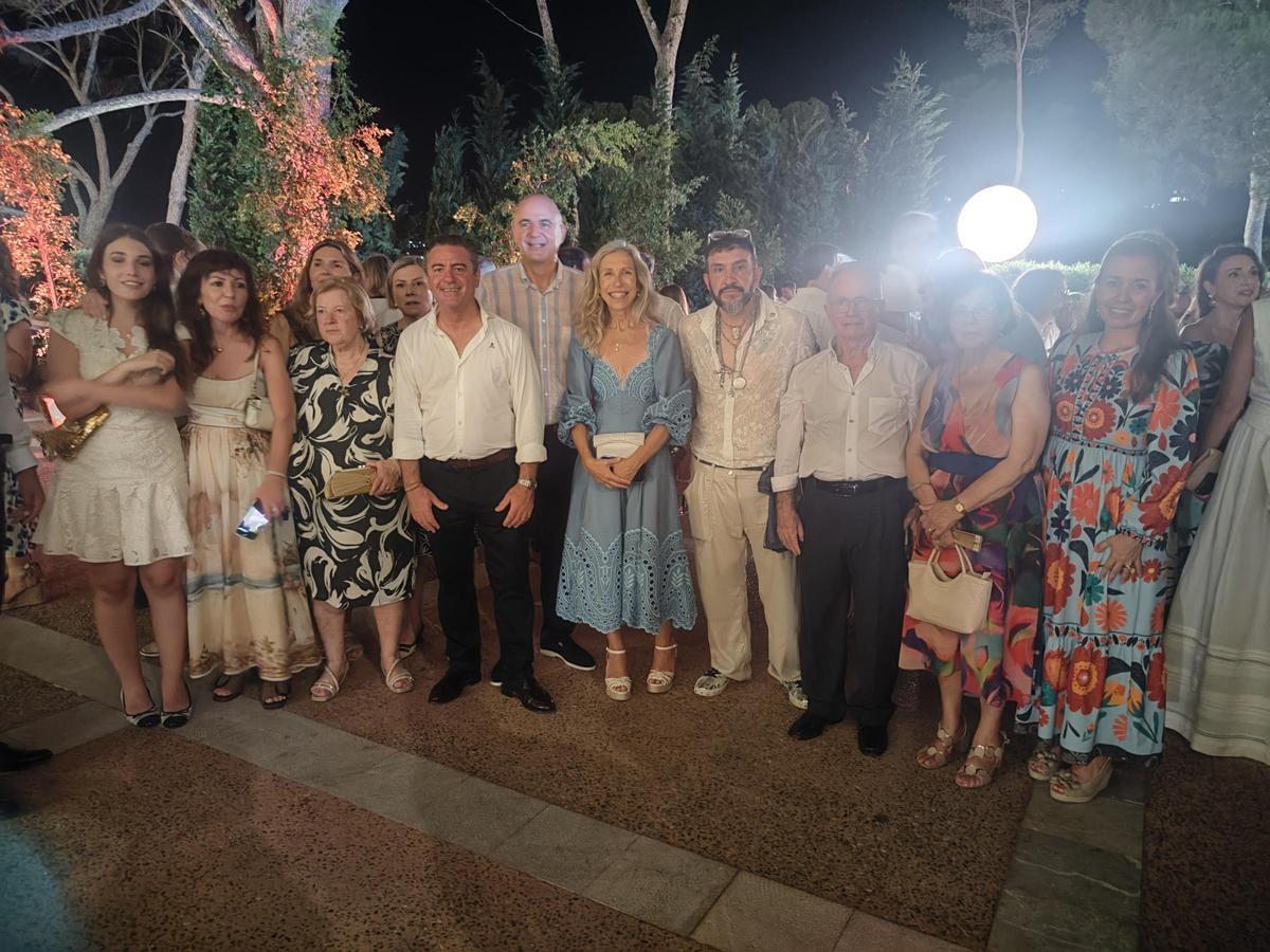La delegación pitiusa posa en los jardines de Marivent.