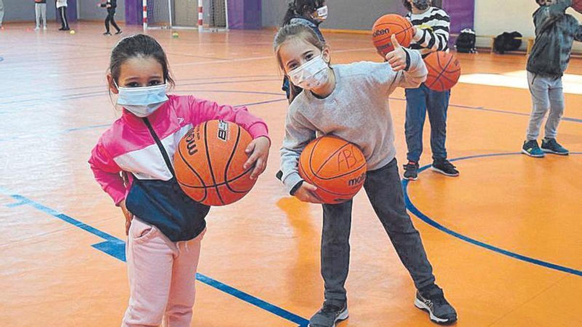 Jóvenes baloncestistas, en una Escuela de la Federación.