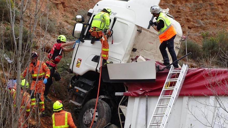 Un camión se sale de la vía y provoca un aparatoso accidente en Castielfabib