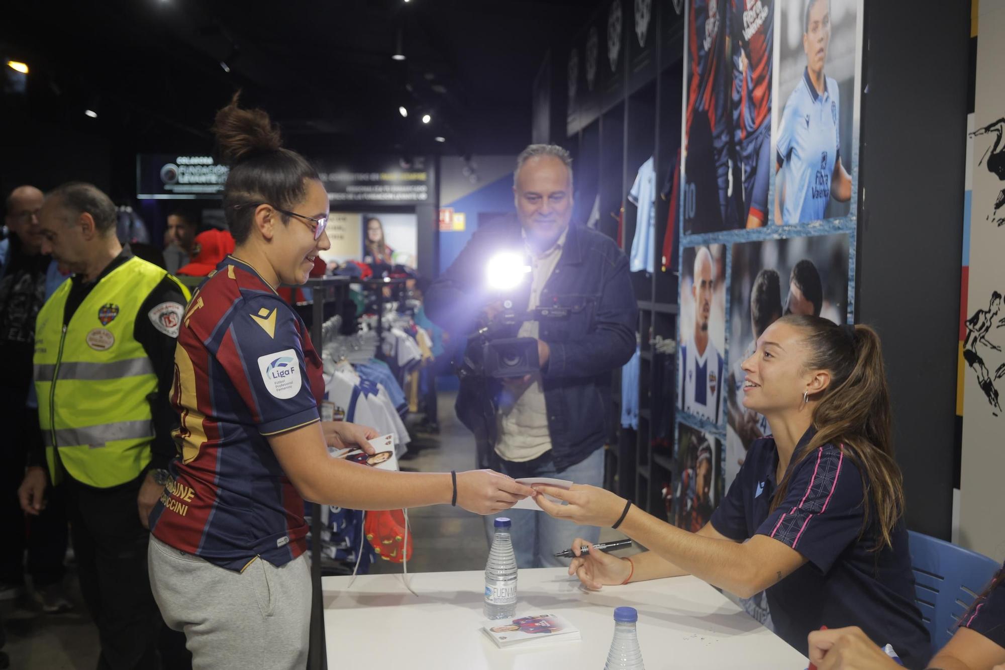 Meet&Greet con las futbolistas Alba Redondo, María Méndez y Silvia Lloris con aficionados