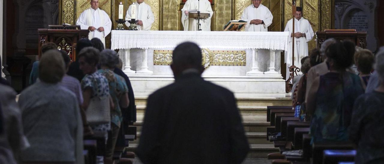 Pedro García Vera preside la misa por la festividad de San Ignacio de Loyola, ayer, en Las Salesas. | Irma Collín