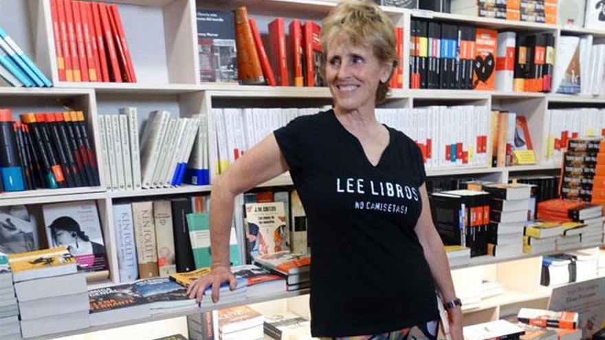 Mercedes Milá en su libreria de Barcelona