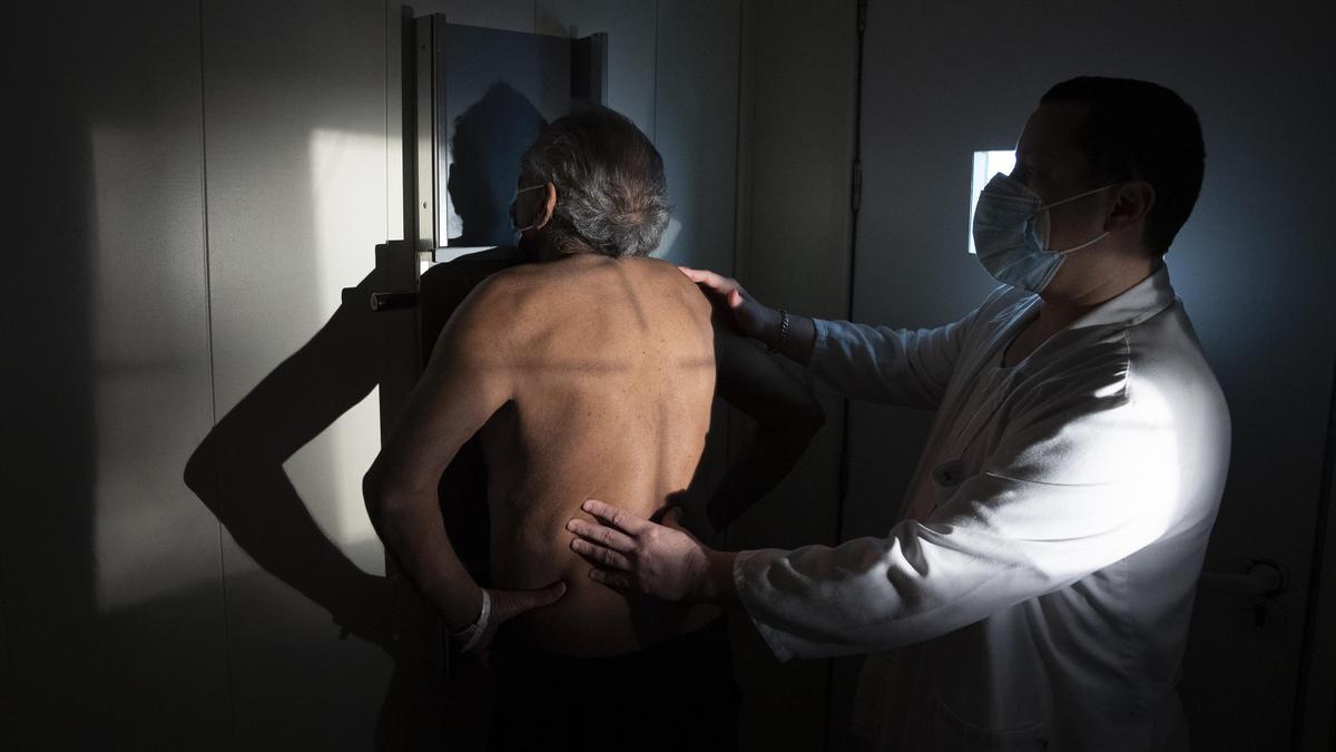 Radiografía de pulmones a un paciente de Serveis Clinics, en Barcelona.