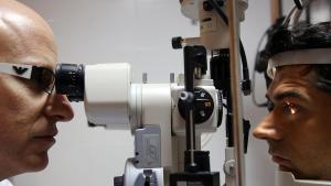 Revisión de la vista a un paciente, en el Hospital Universitari de Bellvitge 