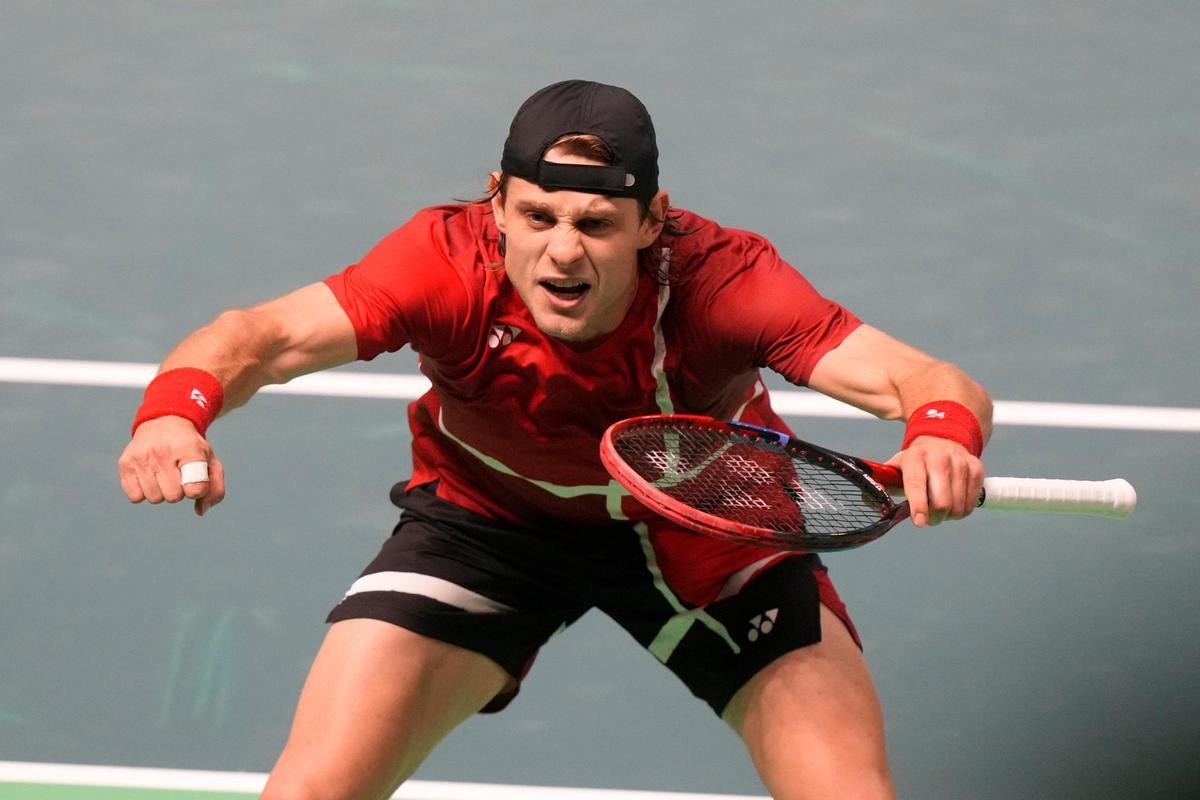 Zizou Bergs celebra su victoria ante Rinderknech en la Copa Davis 2025