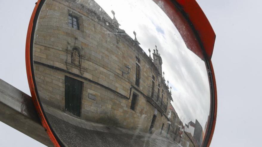 La fachada del antiguo asilo en un espejo de tráfico. |  Iñaki Abella