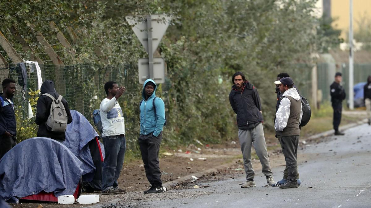 Migrantes en un campo de Calais, en Francia.