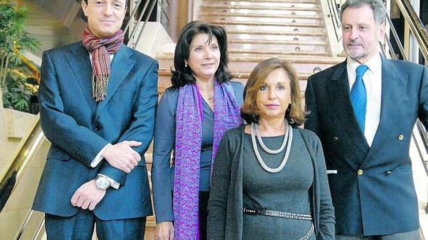 De izquierda a derecha, Martín Castro, Mabel Modroño, Begoña del Rey y José María Fernández, en el Auditorio, momentos antes de iniciarse la tertulia.