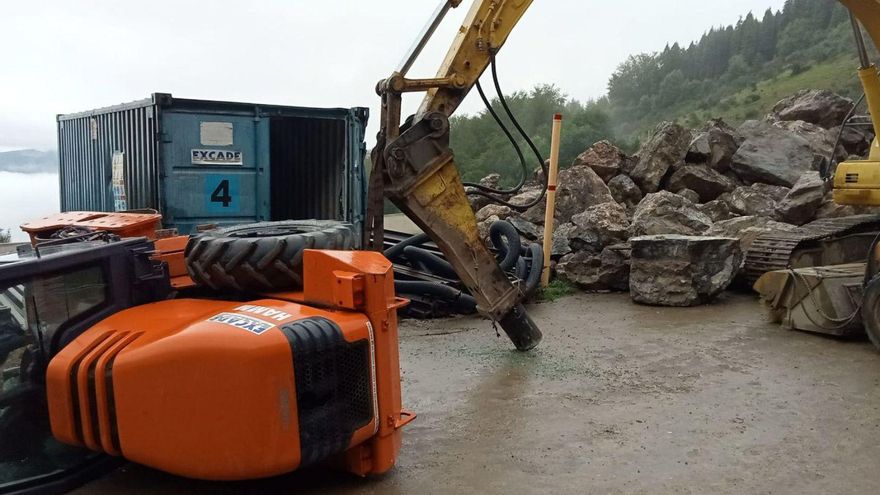 El contenedor forzado en La Cobertoria, con la máquina compactadora en primer término, volcada con la pala que aparece a la derecha de la imagen.