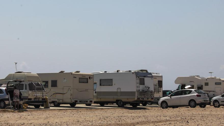 Investigan el hallazgo de restos humanos en la playa de El saladar