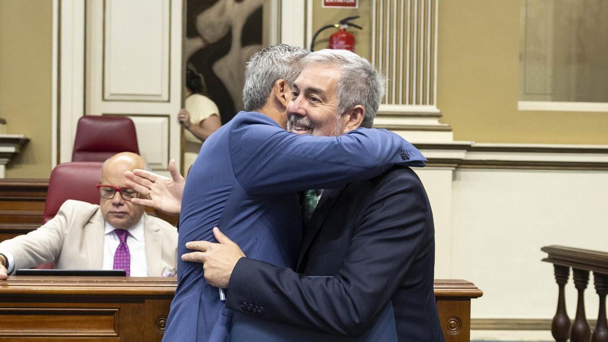 El presidente canario, Fernando Clavijo, abraza al vicepresidente, Manuel Domínguez.