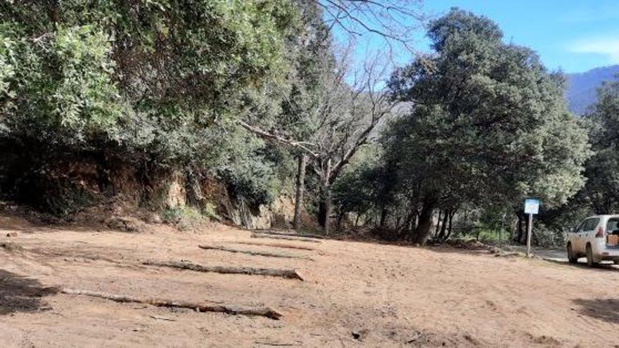 Un dels aparcaments habilitats a la zona de l&#039;Albera.