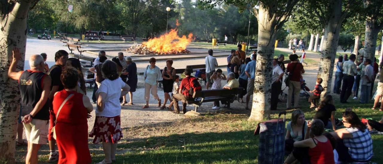 Celebración de las hogueras de San Juan en el barrio de Torrero antes de la pandemia.  | EL PERIÓDICO