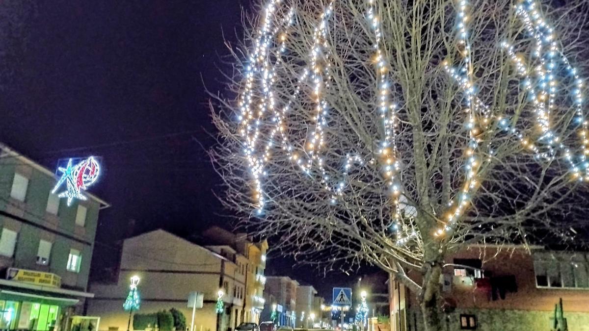 Iluminación calle principal de La Espina.