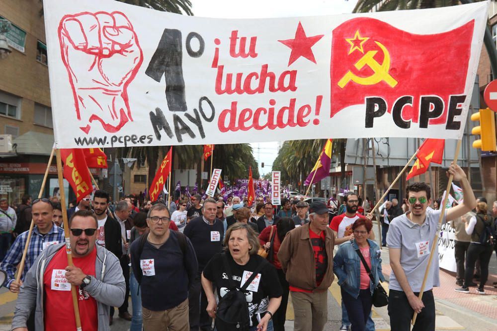 Miles de personas participan en la marcha convocada por los sindicatos para este martes, Día Internacional del Trabajo