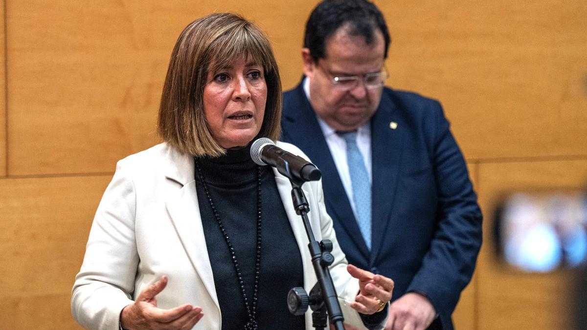 La alcaldesa de L'Hospitalet, Núria Marín, junto al conseller de Interior, Joan Ignasi Elena, en rueda de prensa.