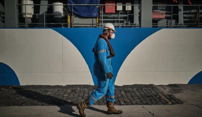 Un yate sumergido llega a Santa Cruz de Tenerife.