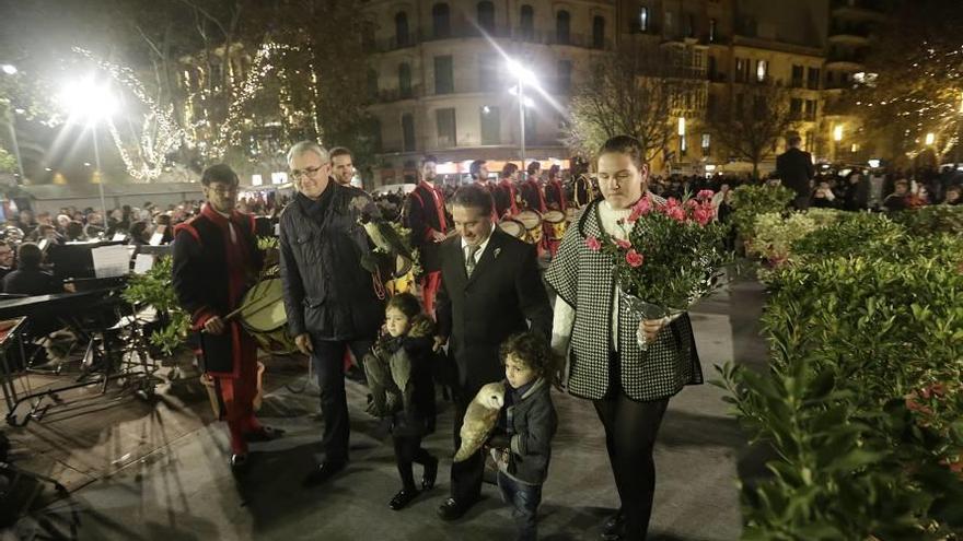 Un momento de la ofrenda floral del día 30 de diciembre.