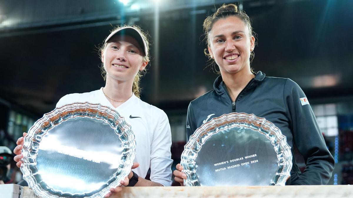 Cristina Bucsa y Sara Sorribes tras su victoria en la final en Madrid.
