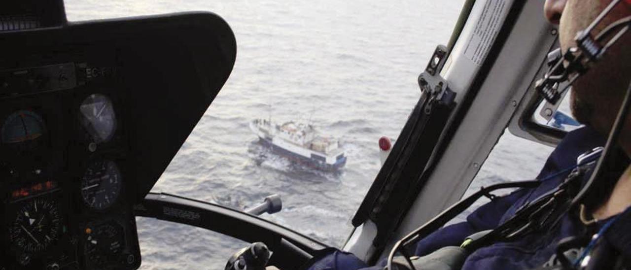 Un avión controla al pesquero &quot;Eiskos&quot; durante el abordaje en el Mediterráneo. // FdV