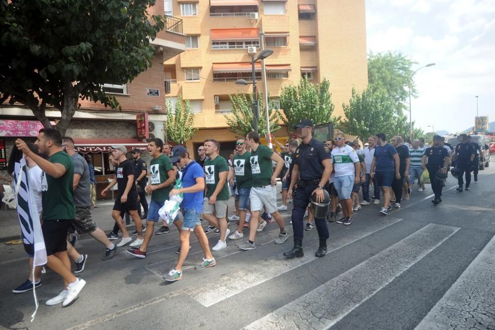 Los aficionados del Elche, escoltados antes del pa