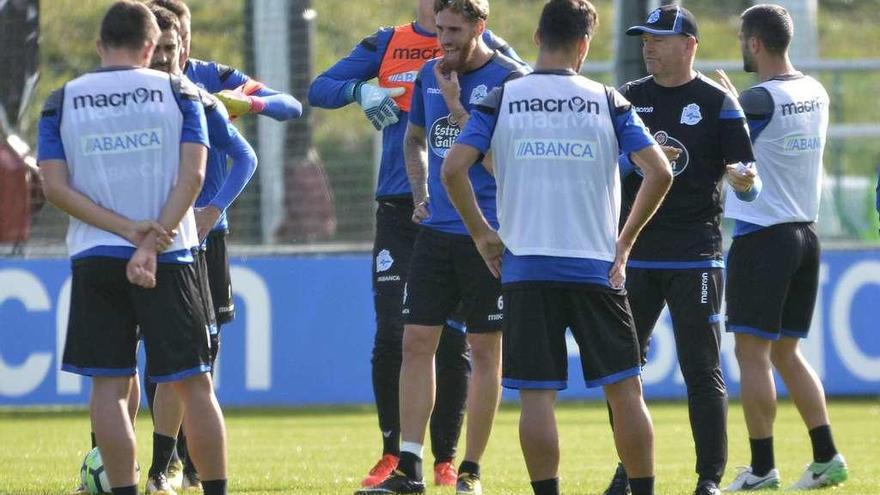 Pepe Mel da instrucciones a los jugadores durante una sesión en la ciudad deportiva.