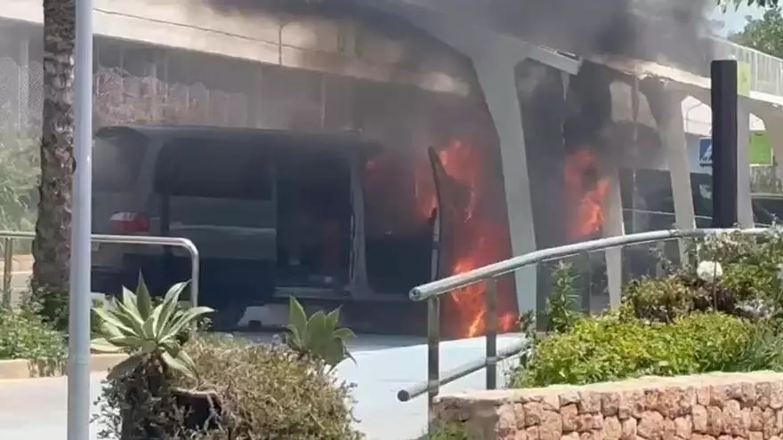 Arde un coche en el aparcamiento del aeropuerto de Ibiza