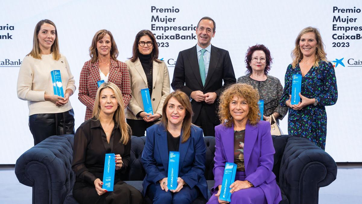 Gonzálo Gortázar, con las premiadas.