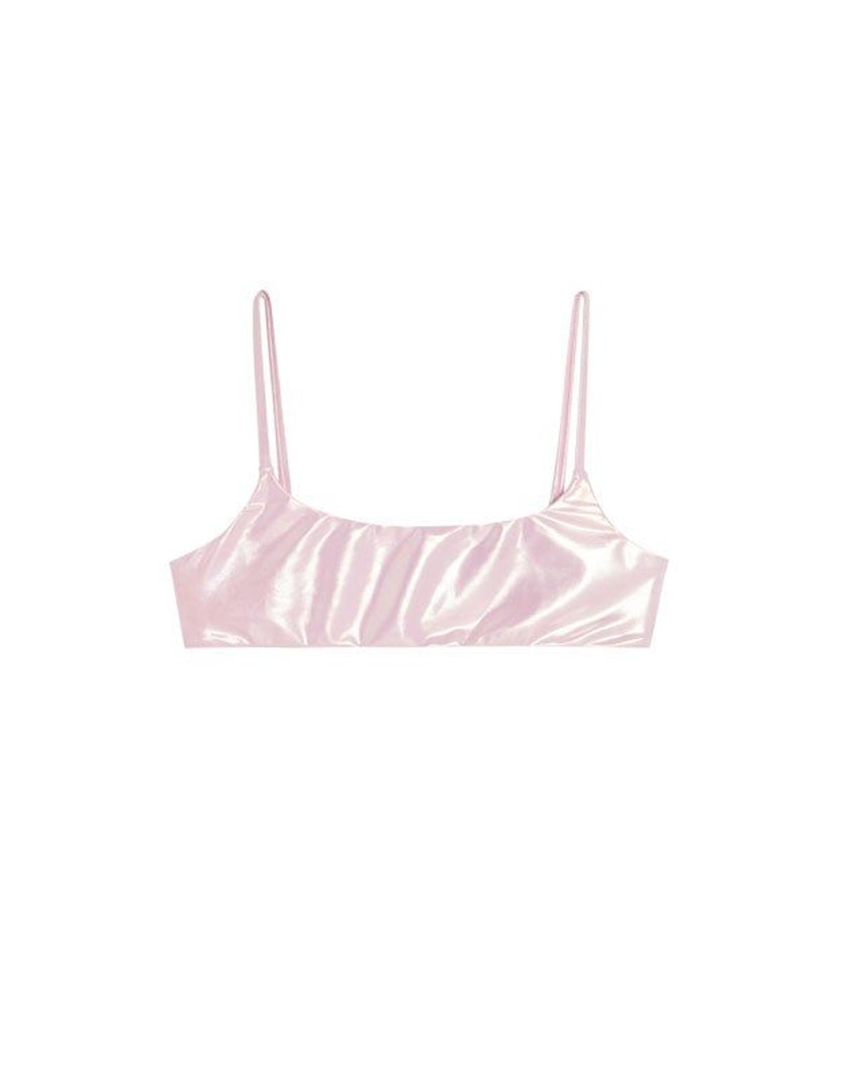 Top de bikini rosa brillante de Pull&amp;Bear. (Precio: 12, 99 euros)