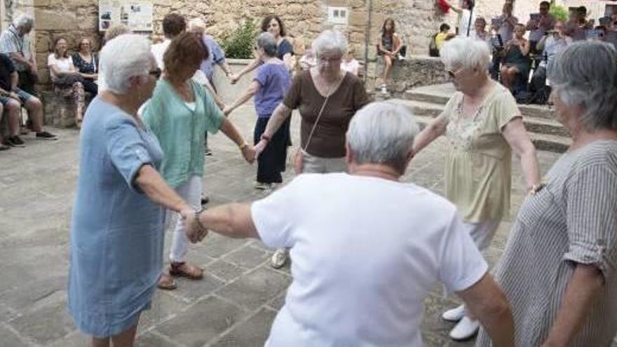 Ballada de sardanes a la plaça de l&#039;Església, en el marc de l&#039;homenatge a Josep Plans i Toscas inclòs en els actes de la Festa Major de Talamanca